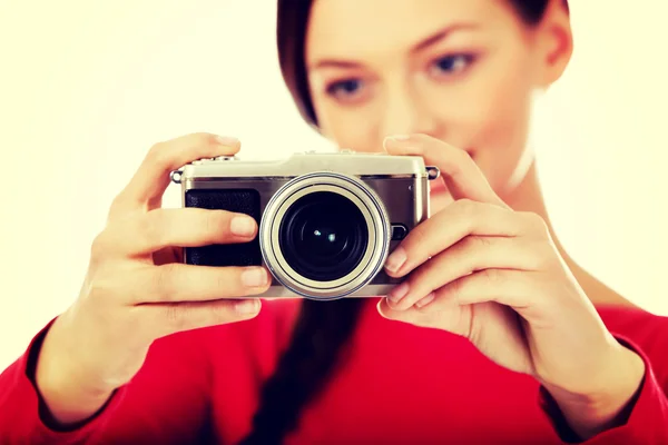 Mulher bonita tirar uma foto usando a câmera slr clássico — Fotografia de Stock