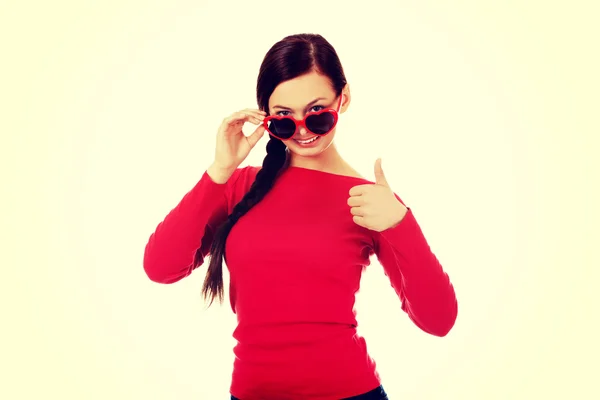 Kalp şeklinde güneş gözlüklü mutlu esmer kadın — Stok fotoğraf