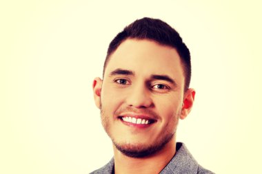 Kameraya bakarak gülümseyen iş adamı