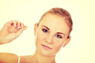 Mutlu kadın kulağı temizler