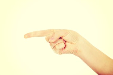 Kadın bir şeyi işaret ediyor.