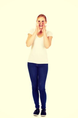 Birilerini arayıp sarışın genç kadın