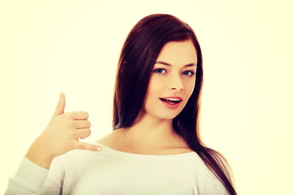 Young woman making a call me gesture — Stock Photo, Image