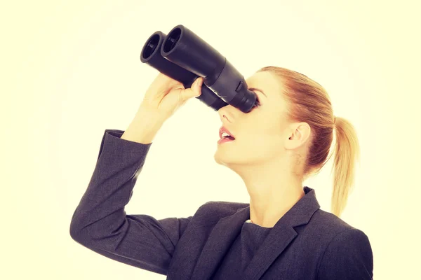 Businesswoman looking through binoculars. — Stock Photo, Image