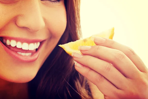 Vrouw eten van citroen. — Stockfoto