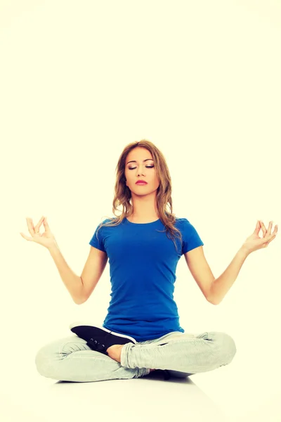 Mujer joven en pose de loto yoga . — Foto de Stock