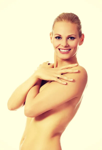 裸照女人覆盖她的乳房的侧面图 — 图库照片