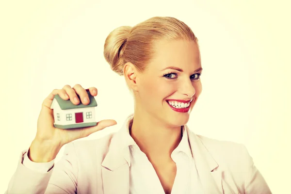 Üzleti nő kezében egy ház modell — Stock Fotó