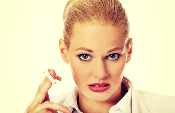 Mujer de negocios sosteniendo cigarrillo roto — Foto de Stock