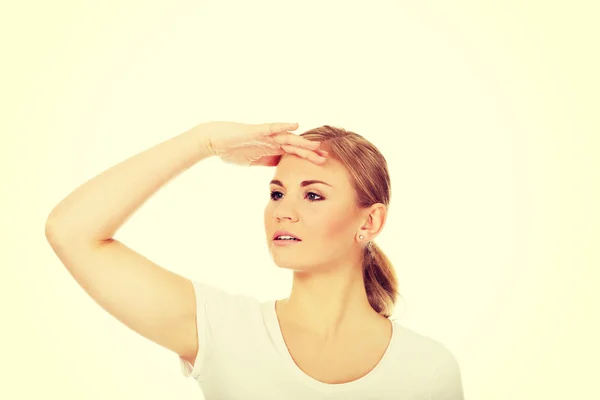 Junge Frau blickt in die Ferne. — Stockfoto