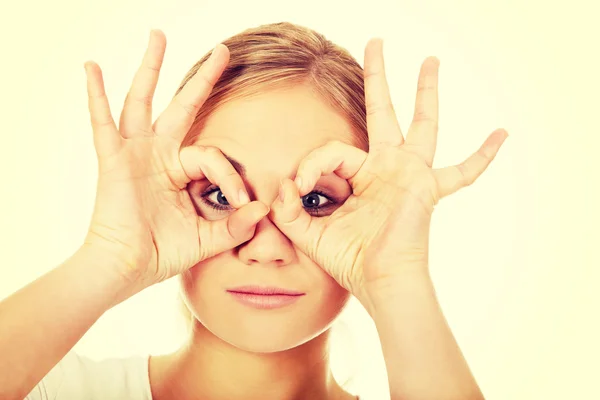 Jonge vrouw verrekijker handen maken — Stockfoto