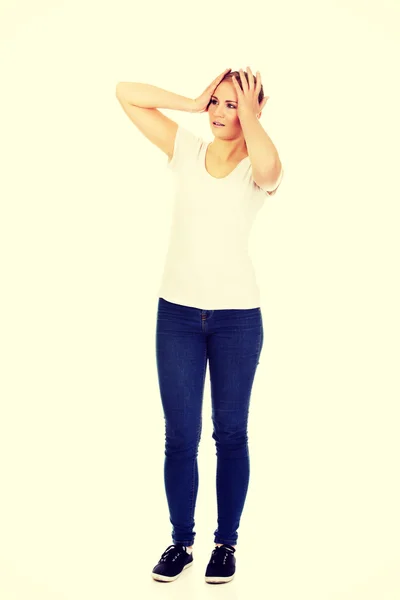 Jonge vrouw met hoofdpijn met haar hand op het hoofd — Stockfoto