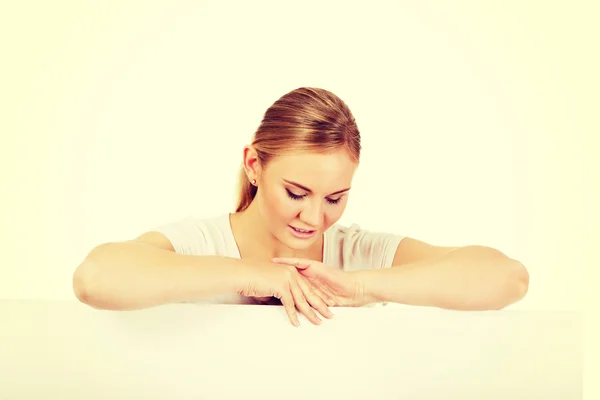 Mujer joven feliz con cartelera en blanco — Foto de Stock