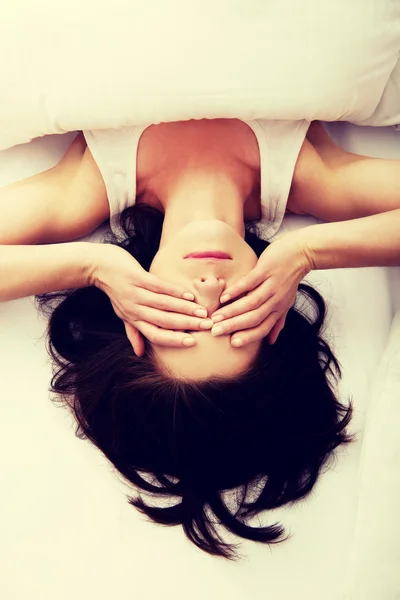 Ospalý žena probuzení a mnula si oči. — Stock fotografie