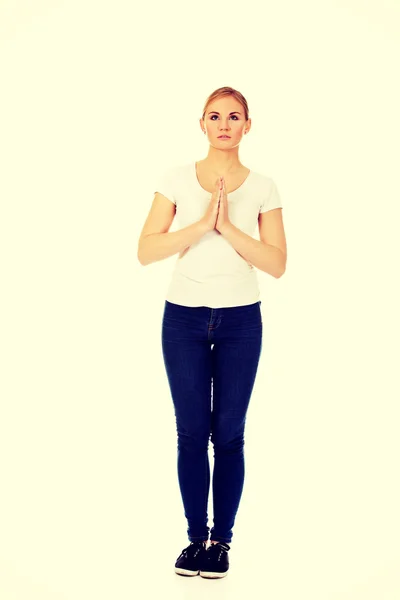 年轻女子祈祷-宗教概念 — 图库照片