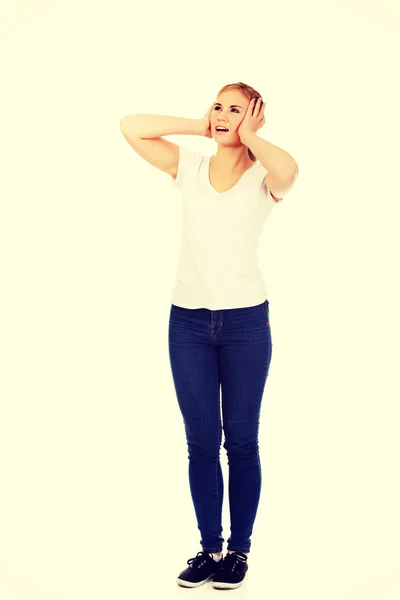 Jeune femme en colère couvrant les oreilles avec les mains — Photo