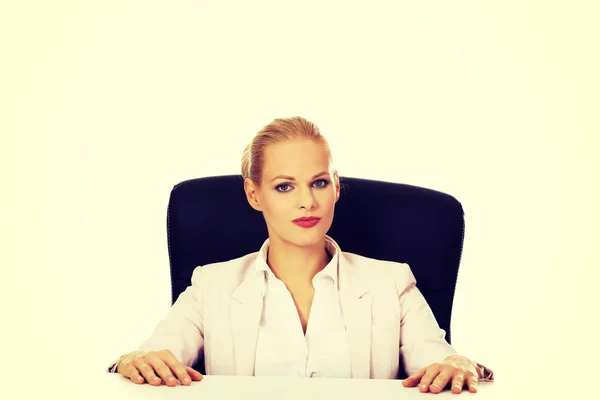 Mujer de negocios feliz sentado detrás del escritorio —  Fotos de Stock