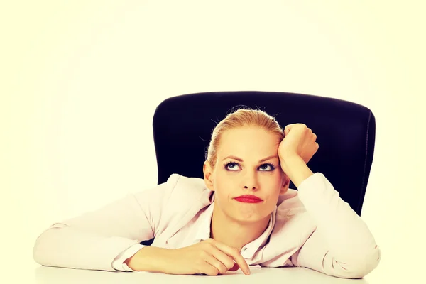 Moe zakenvrouw zitten achter de desk — Stockfoto