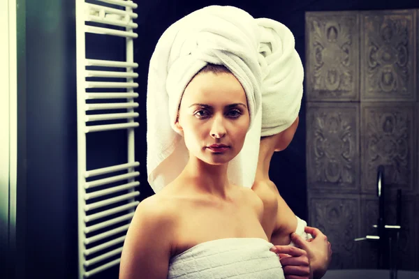 doğal güzel kadın banyoda.