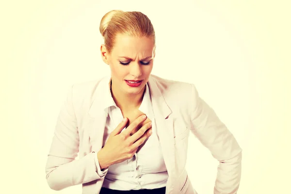 Joven mujer de negocios que tiene enfermedades del corazón — Foto de Stock