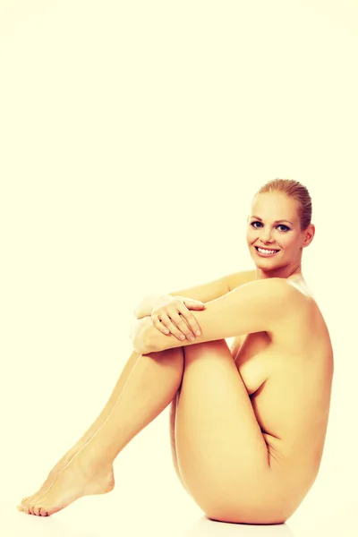 微笑裸体女人坐在地板上 — 图库照片