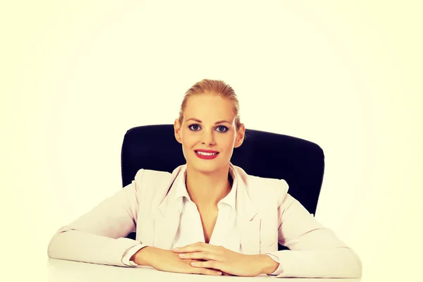 Mujer de negocios feliz sentado detrás del escritorio — Foto de Stock