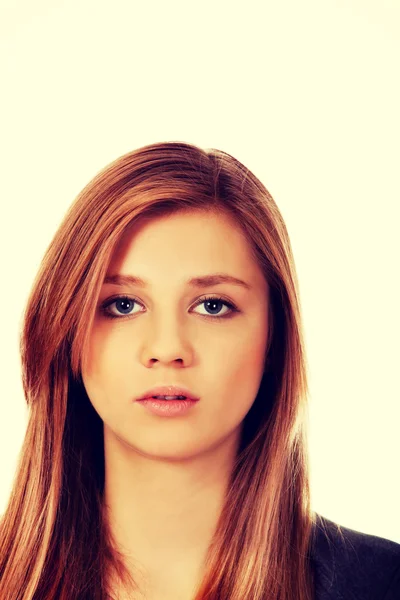 Retrato de mulher adolescente com rosto sério — Fotografia de Stock