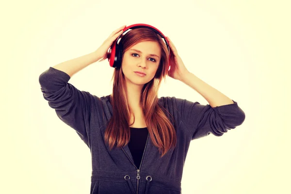 Έφηβη γυναίκα που ακούει μουσική — Φωτογραφία Αρχείου