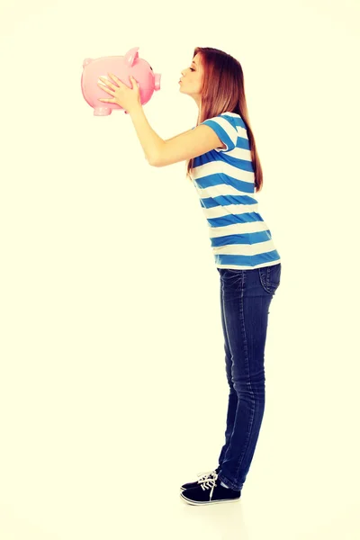 Szczęśliwa nastolatka całuje świnkę — Zdjęcie stockowe