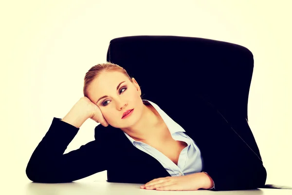 Unavený obchodní žena sedící za stolem — Stock fotografie