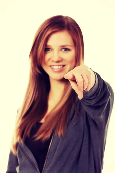 Vackra tonåriga kvinna som pekar på kamera — Stockfoto