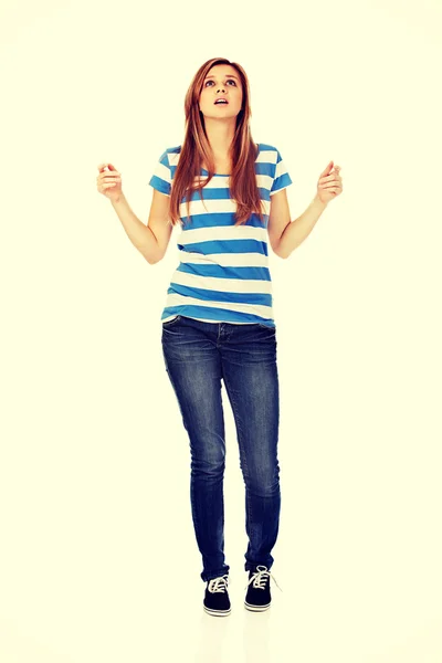 Tonåriga kvinna med utsträckta armar letar du — Stockfoto