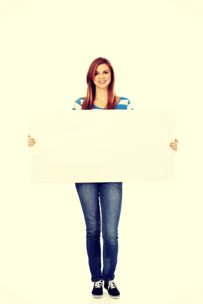 Gelukkig tiener vrouw met blanco billboard — Stockfoto