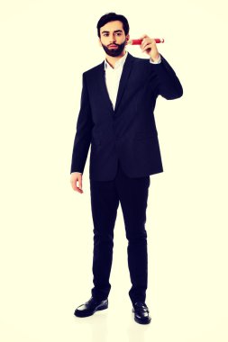 Akıllı adam büyük kalemle yazma.