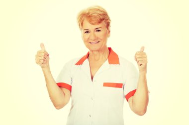 Yaşlı kadın doktor ya da hemşire gülümsesin.