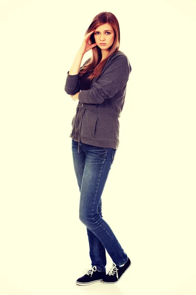 Mujer adolescente preocupada con los brazos cruzados — Foto de Stock