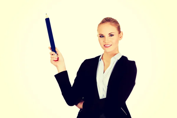 Bizneswoman wskazująca na copyspace czy coś z wielkim długopisem — Zdjęcie stockowe