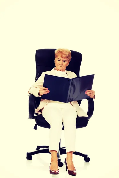 Anziani pensoso focalizzato donna d'affari di lettura note — Foto Stock