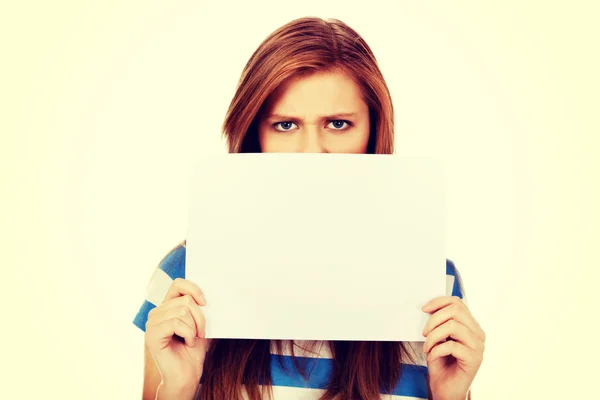 Nastoletnia kobieta obejmujących twarz z karty papieru — Zdjęcie stockowe