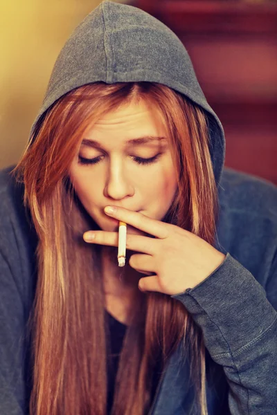 Teenage vrouw zitten op stairscase en roken sigaretten — Stockfoto