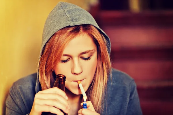 Adolescente bebendo cerveja e fumando cigarro — Fotografia de Stock