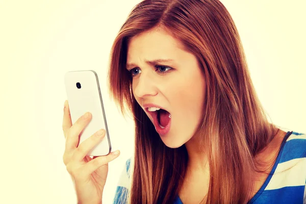 Εφηβική θυμωμένη γυναίκα ουρλιάζοντας στο τηλέφωνο — Φωτογραφία Αρχείου