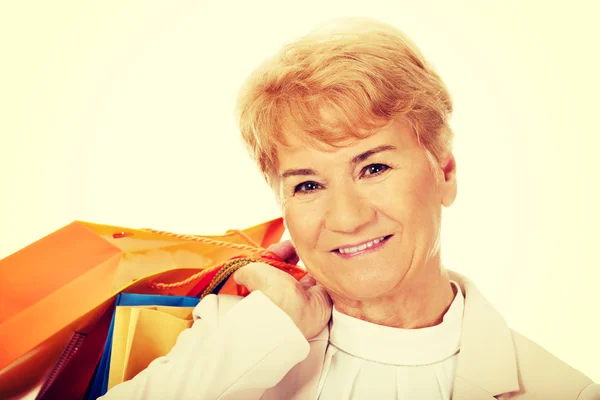 Счастливая деловая женщина прячет сумки — стоковое фото