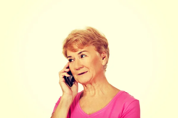 Usměvavá starší žena mluví prostřednictvím telefonu — Stock fotografie