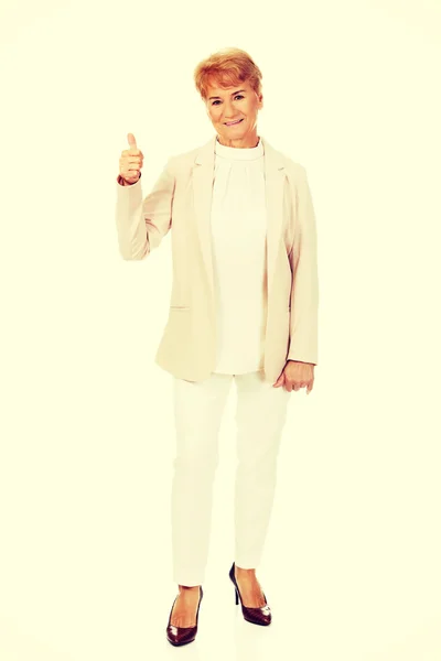 Sorria elegante sênior mulher mostrando polegar para cima — Fotografia de Stock