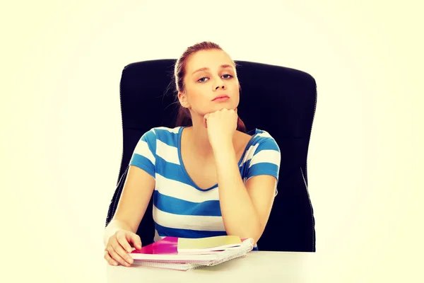 Adolescente assise derrière le bureau et pensant — Photo