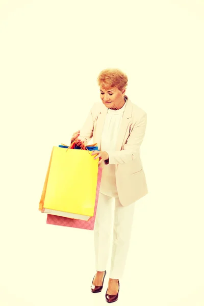 ショッピングバッグを抱える幸せなビジネス女性 — ストック写真