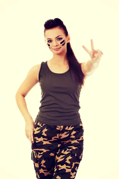 Militaire vrouw gebaren vrede met vingers — Stockfoto