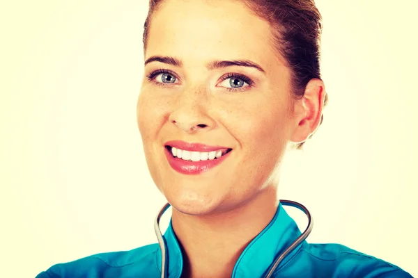 Młoda kobieta lekarz lub pielęgniarka z stethocope — Zdjęcie stockowe