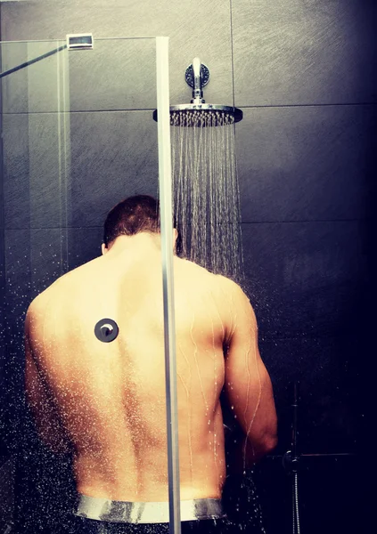샤워에 잘생긴 남자. — 스톡 사진